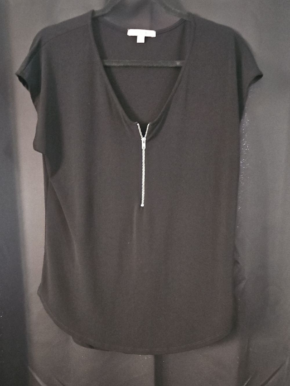 Green Envelope Black Short-Sleeve V-Neck Top with Silver Zip